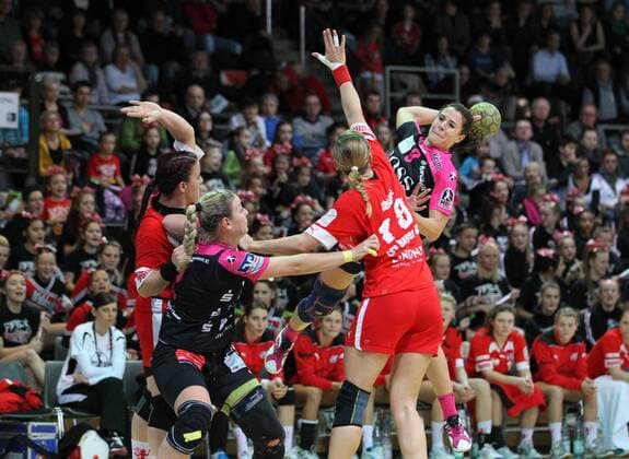 Patricia STEFANI (TusSies Metzingen) beim Torwurf mit Barbara BALOGH (TusSies Metzingen) (li.)