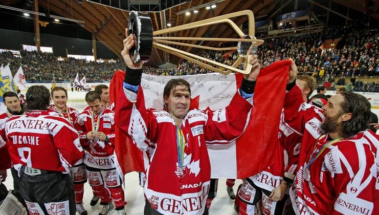 EISHOCKEY - SPENGLER CUP DAVOS - FINALE - 31.12.2012, TEAM CANADA vs. HC DAVOS (SUI), SIEGER TEAM CANADA, MIT POKAL N RYAN SMYTH, -