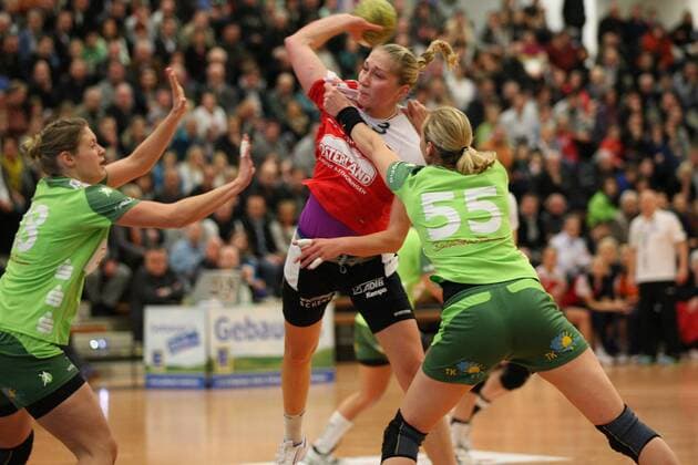 Nadja NADGORNAJA (Thüringer HC) wird beim Wurf von Alena VOJTISKOVA (FRISCH AUF! Göppingen) behindert FRISCH AUF! Göppingen, (Saison 2012 2013), 06.01.2013 FRISCH AUF! Göppingen vs. Thüringer HC, EWS-Arena Nördliche Ringstr. 87 73033 Göppingen 130106 2013
