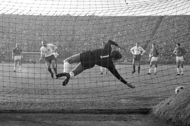 Uwe SEELER (HH, 2.v.l.) erzielt per Elfmeter, Strafstoss, das Tor zum 1:0 gegen Torwart Petar RADENKOVIC (1860); Fussball 1. Bundesliga, 8. Spieltag, Hamburger SV (HH) - TSV 1860 München (1860) 5:0, am 19.10.1963 in Hamburg Bundesrepublik Deutschland. Â