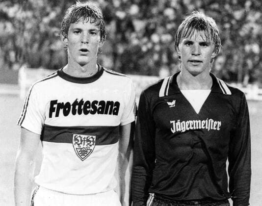 Karlheinz Förster (VfB Stuttgart, li.) und sein Bruder Bernd Förster (1. FC Saarbrücken)