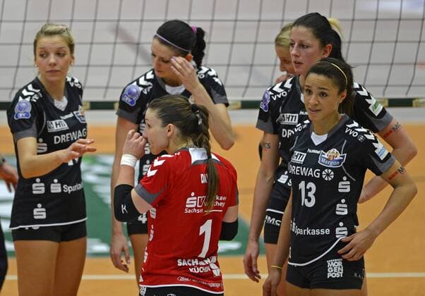 Volleyball, Damen, 1. Bundesliga, Saison 2012 13, Dresdner SC - Schweriner SC, Mittwoch (09.01.13), Margon Arena Dresden. Dresdens Spielerinnen nach der 0:3 Niederlage. RM001