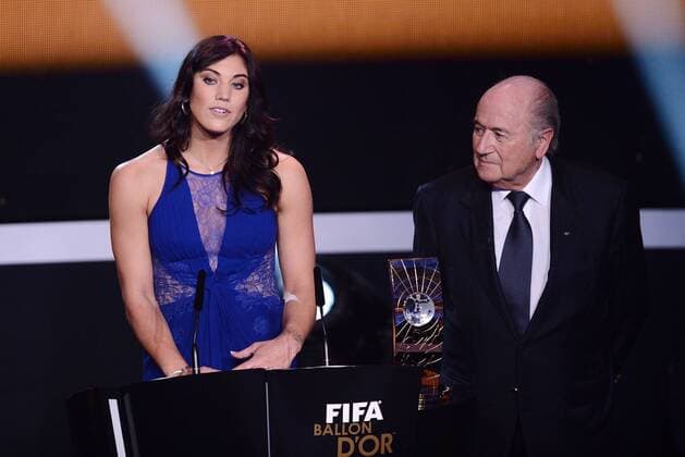 Fussball International FIFA Ballon d Or Weltfussballer 2012 07.01.2013 Torhüterin Hope Solo (li, USA) und FIFA Präsident Joseph S. Blatter (Schweiz) 