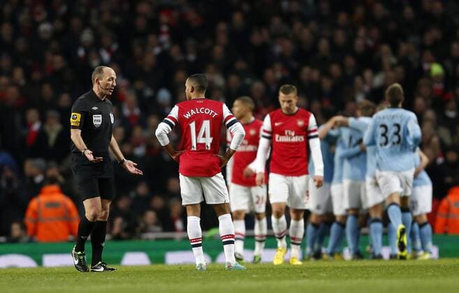 Arsenal s Theo Walcott complains to referee Mike Dean after Manchester City s opening goal.. FC Arsenal London vs. Manchester City - Barclays Premier League - Emirates Stadium, London- 13 01 13 EDITORIAL USE ONLY. No use with unauthorised audio, video, data, fixture lists, club league logos or live services. Online in-match use limited to 120 images, no video emulation. No use in betting, games or single club league player publications.