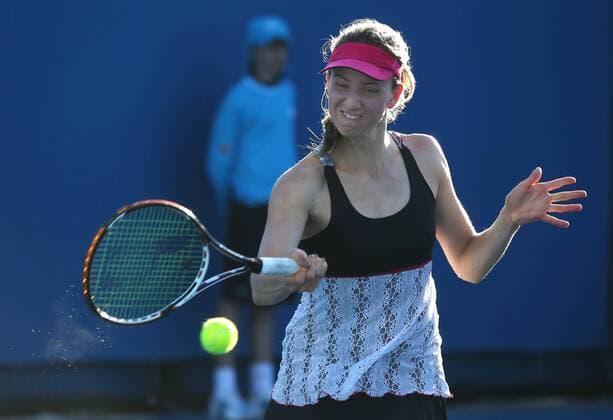 Australian Open 2013, Melbourne Park,ITF Grand Slam Tennis Tournament, Mona Barthel (GER),Aktion,Einzelbild,Halbkoerper,Querformat,Gegenlicht,