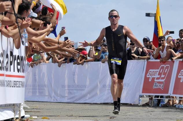 File image taken on Jan. 11, 2012 shows U.S. cyclist Lance Armstrong (C) participating at the Iron Man triathlon, in Panama City, capital of Panama. 