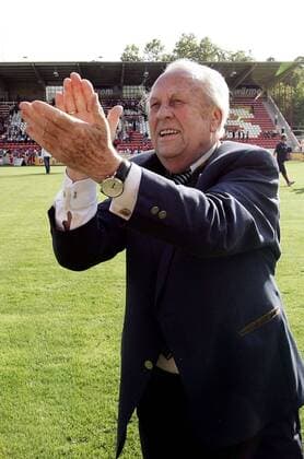 20.08.2005, DFB-Pokal, Offenbacher Kickers - 1.FC Köln Waldemar Klein - Ehrenpräsident OFC bedankt sich bei den Fans