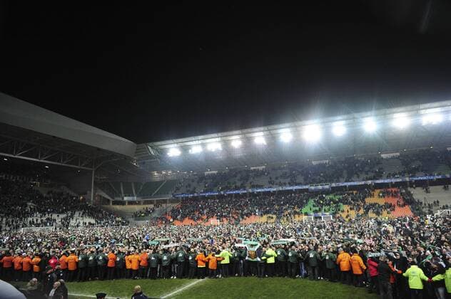 stade Geoffroy Guichard envahit par les fans de St Etienne apres la victoire de leur Equipe aux tir aux but FOOTBALL : AS St Etienne - 1 2finale coupe de la ligue - 15 01 2013 JBAutissier Panoramic 