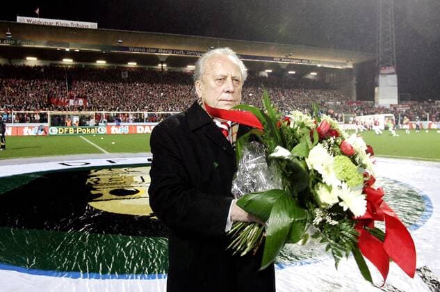 27.02.2007, DFB-Pokal 1 4 Finale, Offenbacher Kickers - Eintracht Frankfurt Waldemar Klein (Ehrenpräsident OFC) wird nachträglich zum Geburtstag gratuliert