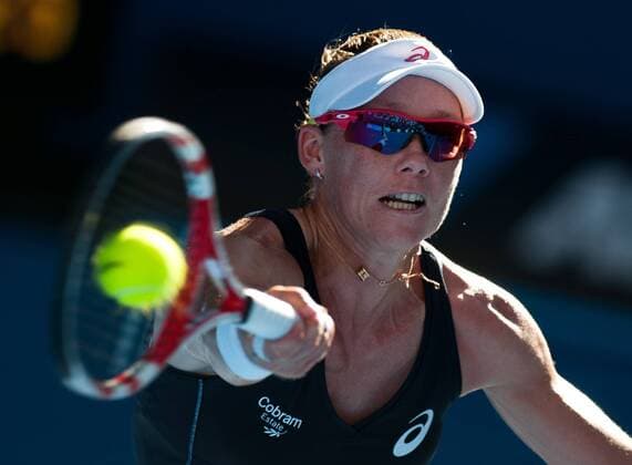 (130116) -- MELBOURNE, Jan. 16, 2013 (Xinhua) -- Samantha Stosur of Australia hits a return during her second round women s singles on the third day of 2013 Australian Open tennis tournament in Melbourne, Australia, Jan. 16, 2013. Zheng Jie won 2-1. (Xinhua Bai Xue)(cjq) AUSTRALIA-MELBOURNE-TENNIS-SAMANTHA STOSUR 