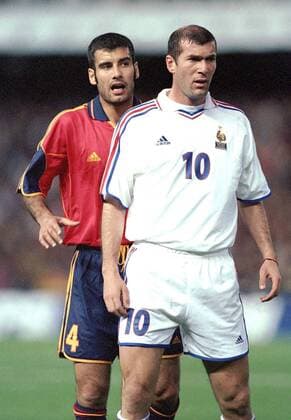 Pep GUARDIOLA, Football player from Spain and national team midfielder, defending France s Zinedine ZIDANE. Spain - France Friendly. Mestalla Stadium, Valencia. 28-03-2001. 