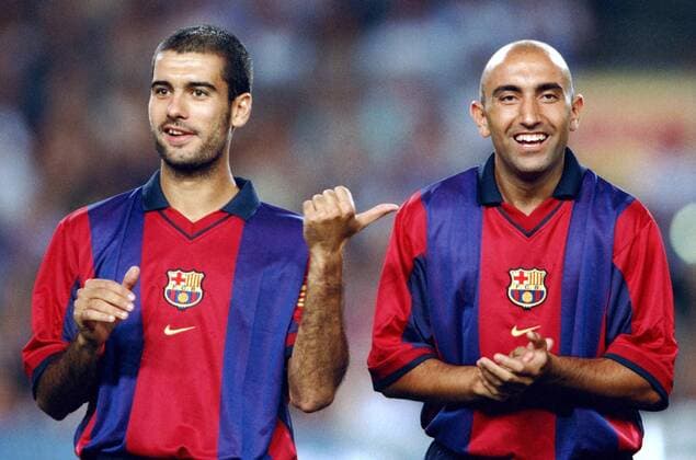 Josep GUARDIOLA, Football player of Spain, points out his fellow countryman ABELARDO Fernandez. Barcelona (Barca) - PSV Eindhoven Joan Gamper Trophy 2000. Camp Nou Stadium. 22-08-2000. 
