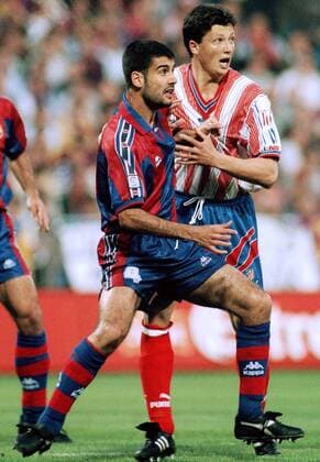 Josep GUARDIOLA, Football player of Spain, pulls the T-shirt of Luboslav Mladenov PENEV, from Bulgaria. Atletico de Madrid - Barcelona (Barca) King s Cup 1995-96. Final. La Romareda Stadium. 10-04-1996. 