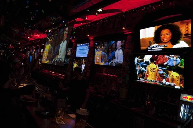 Jan. 17, 2013 - Santa Monica, California, US - Barney s Beanery bar and restaurant broadcasts the Oprah Winfrey interview with Lance Armstrong (upper right) in which Armstrong confesses to have engaged in doping during his cycling career. Lance Armstrong Interviewed by Oprah Winfrey - ZUMAce6