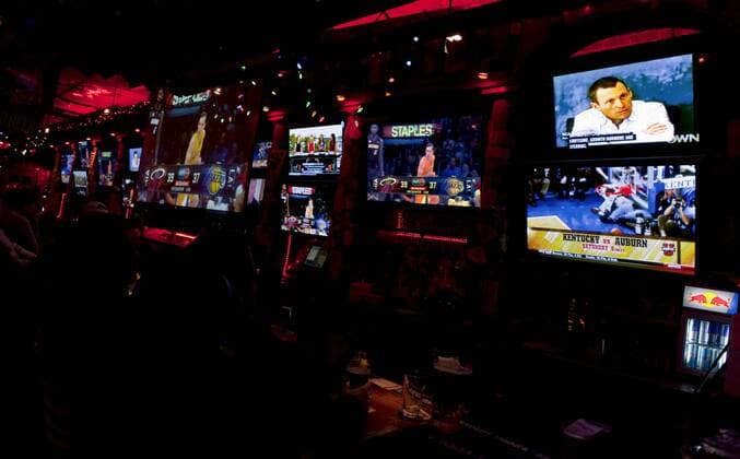 Jan. 17, 2013 - Santa Monica, California, US - Barney s Beanery bar and restaurant broadcasts the Oprah Winfrey interview with Lance Armstrong (upper right) in which Armstrong confesses to have engaged in doping during his cycling career. Lance Armstrong Interviewed by Oprah Winfrey - ZUMAce6
