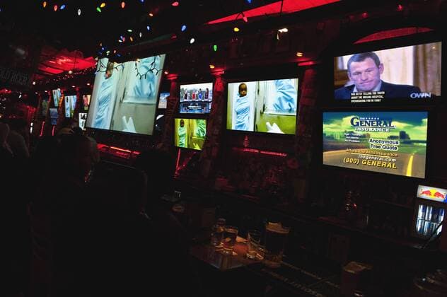 Jan. 17, 2013 - Santa Monica, California, US - Barney s Beanery bar and restaurant broadcasts the Oprah Winfrey interview with Lance Armstrong (upper right) in which Armstrong confesses to have engaged in doping during his cycling career. Lance Armstrong Interviewed by Oprah Winfrey - ZUMAce6