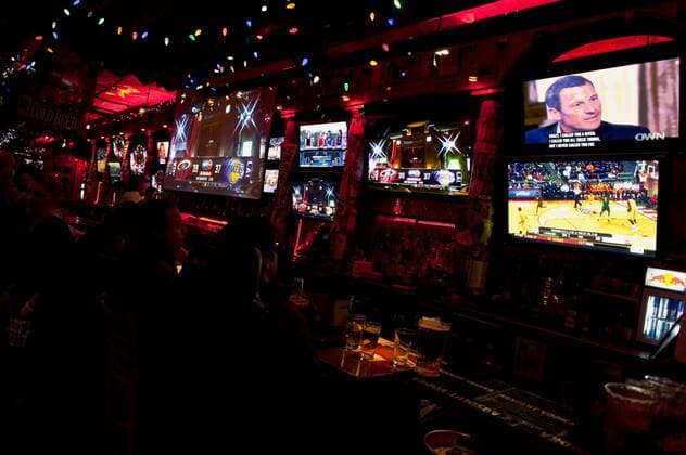 Jan. 17, 2013 - Santa Monica, California, US - Barney s Beanery bar and restaurant broadcasts the Oprah Winfrey interview with Lance Armstrong (upper right) in which Armstrong confesses to have engaged in doping during his cycling career. Lance Armstrong Interviewed by Oprah Winfrey - ZUMAce6