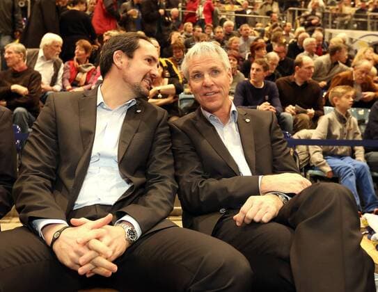 Trainer Sebastian Machowski Oldenburg und Assistent Ralph Held, rechts Basketball 1. Bundesliga am 18.12.2012 EWE Baskets Oldenburg - MBC 83 - 62