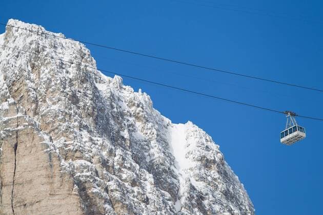 18.01.2013, Olympia delle Tofane, Cortina d Ampezzo, ITA, FIS Weltcup Ski Alpin, Abfahrt, Damen, 1. Training, im Bild Feature, Seilbahn zu Tofana Feature Cable car to Tofana during the FIS Ski Alpine World Cup at the Olympia delle Tofane course, Cortina d Ampezzo, Italy on 2013 01 18.
