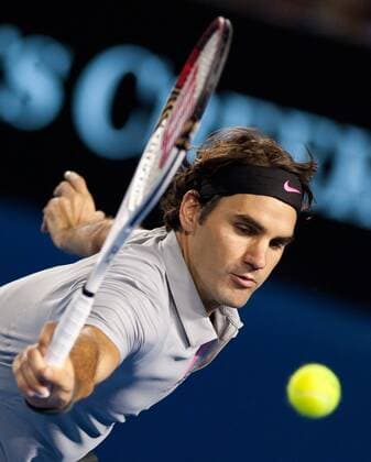 (130121) -- MELBOURNE, Jan. 21, 2013 (Xinhua) -- Roger Federer of Switzerland hits a return during his 4th round men s singles match at 2013 Australian Open tennis tournament in Melbourne, Australia, Jan. 21, 2013. (Xinhua Bai Xue) (jyc) AUSTRALIA-MELBOURNE-TENNIS-MEN S SINGLES 