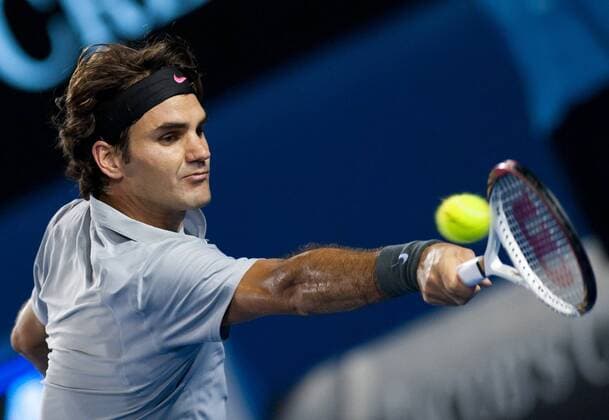 (130121) -- MELBOURNE, Jan. 21, 2013 (Xinhua) -- Roger Federer of Switzerland hits a return during his 4th round men s singles match at 2013 Australian Open tennis tournament in Melbourne, Australia, Jan. 21, 2013. (Xinhua Bai Xue) (jyc) AUSTRALIA-MELBOURNE-TENNIS-MEN S SINGLES 