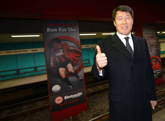 23.01.2013, xjhx, 1.Bundesliga,Eintracht Frankfurt Säulen der Eintracht, v.l. Bum Kun Cha. Eintracht Frankfurt präsentieret mit der VFG an der U-Bahn Station Willy-Brandt-Platz in Frankfurt Säulen mit den von Fans gewählten wichtigsten Spielern Ihrer Geschichte.