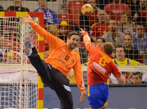 Handball Zaragoza 23.01.2013 Weltmeisterschaft der Herren Viertelfinale Spanien (ESP) - Deutschland (GER Silvio Heinevetter (Deutschland, TW, No.12) Victor Tomas (Spanien, No.08)