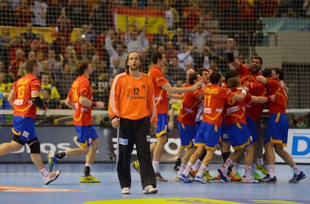 Handball Zaragoza 23.01.2013 Weltmeisterschaft der Herren Viertelfinale Spanien (ESP) - Deutschland (GER niedergeschlagene Deutsche Spieler Silvio Heinevetter (Deutschland, TW, No.12) Spanien jubelt über den Sieg