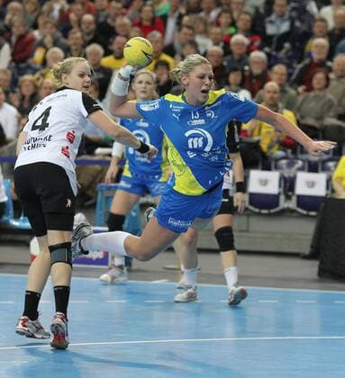 Leipzig, 23.01.2013, Arena Leipzig, 1.Bundesliga, Frauen-Handball, 18.Spieltag, HC Leipzig vs Buxtehuder SV . Im Luisa SCHULZE (HC Leipzig) setzt sich gegen Janne WODE (4, BSV) durch und erzielt einen Treffer.