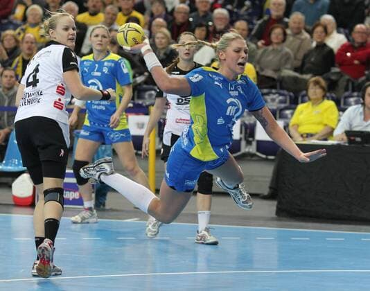 Leipzig, 23.01.2013, Arena Leipzig, 1.Bundesliga, Frauen-Handball, 18.Spieltag, HC Leipzig vs Buxtehuder SV . Im Luisa SCHULZE (HC Leipzig) setzt sich gegen Janne WODE (4, BSV) durch und erzielt einen Treffer.