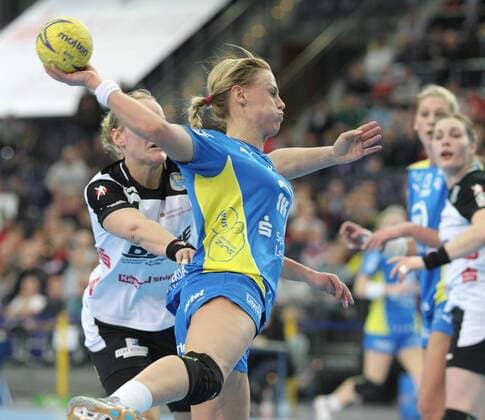 Leipzig, 23.01.2013, Arena Leipzig, 1.Bundesliga, Frauen-Handball, 18.Spieltag, HC Leipzig vs Buxtehuder SV . Im Maura VISSER (HC Leipzig) setzt sich durch und erzielt einen Treffer.