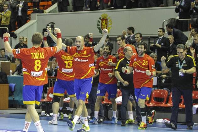 Spanien, Zaragossa,Pabellon Principe Felipe,Viertellfinale, Spanien - Deutschland, Schlussjubel der Spanischen Mannschaft , Victor Tomas Gonzalez, Albert Rocas Comas, Antonio Garcia Robledo, Trainer Valero Rivera (ESP)