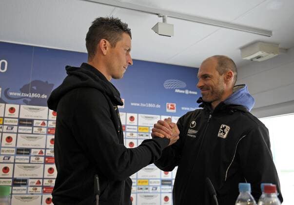 Pressekonferenz mit Rob Friend (1860 München). Rob Friend (li) Shakehands mit Trainer Alexander Schmidt (re, beide 1860).