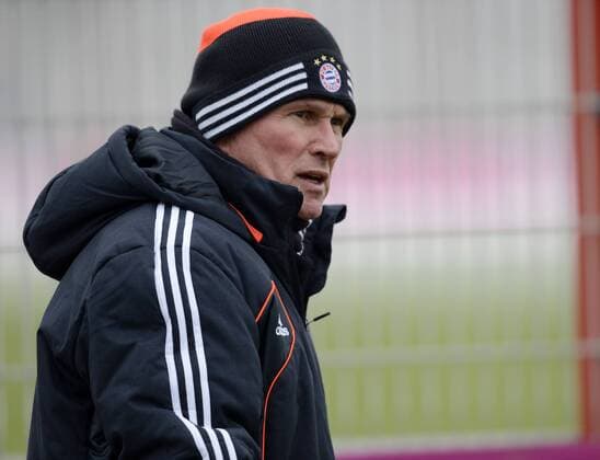 24.01.2013, Fussball 1.Bundesliga 2012 2013, Training FC Bayern München an der Säbener Strasse. Trainer Jupp Heynckes (Bayern München) nachdenklich.