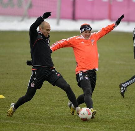 24.01.2013, Fussball 1.Bundesliga 2012 2013, Training FC Bayern München an der Säbener Strasse. v.li: Arjen Robben (Bayern München) gegen Bastian Schweinsteiger (München).