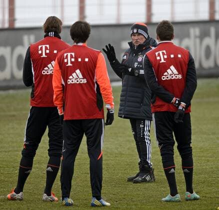 24.01.2013, Fussball 1.Bundesliga 2012 2013, Training FC Bayern München an der Säbener Strasse. Trainer Jupp Heynckes (2.v.re, Bayern München) gibt Anweisungen.