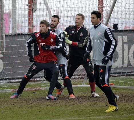 24.01.2013, Fussball 1.Bundesliga 2012 2013, Training FC Bayern München an der Säbener Strasse. Training einer Eckball-Situation, v.li: Thomas Müller (Bayern München), Diego Contento (Bayern München), Torwart Manuel Neuer (Bayern), Claudio Pizarro (Bayern München) .