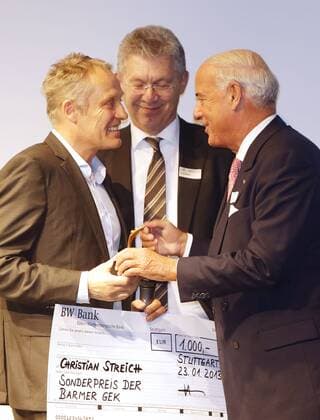 Stuttgart, GER, Verleihung Trainerpreis Baden-Württemberg 2012 , Verleihung Sonderpreis der Barmer GEK an Christian Streich (SC Freiburg) , von links: Christian Streich (SC Freiburg) Harald Müller ( Barmer GEK ) Gundolf Fleischer ( LSV Baden-Württemberg )