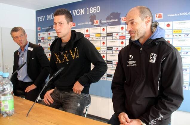 Trainer Alexander Schmidt (re.), Neuzugang Rob Friend, Sportdirektor Florian Hinterberger (alle 1860) Fussball Herren 2.BL 24.01.2013 TSV 1860 München Pressekonferenz