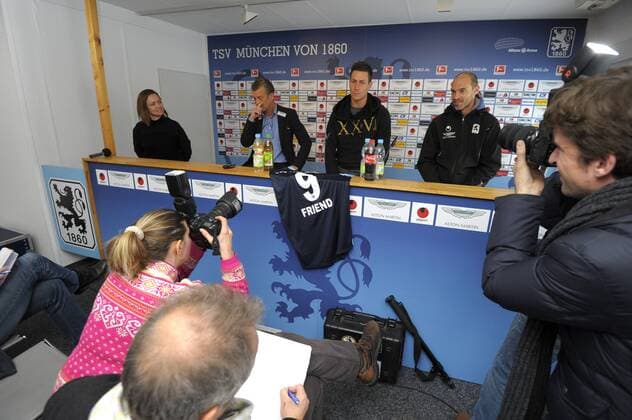 24.01.2013, Fussball 2.Bundesliga 2012 2013, Training TSV 1860 München an der Grünwalder Strasse. Pressekonferenz zur Neuvorstellung von Rob Friend (2.v.re, 1860). li: Sportdirektor Florian Hinterberger (1860). re: Trainer Alexander Schmidt (1860).