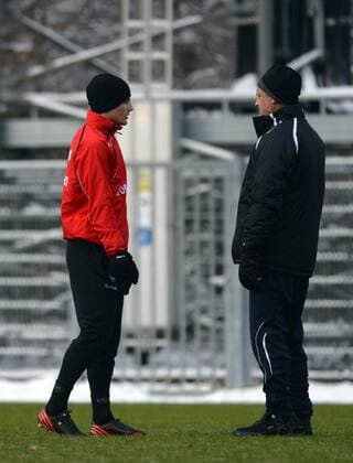 24.01.2013, xjhx, 1.Bundesliga, Eintracht Frankfurt Training, v.l. Pirmin Schwegler (Eintracht Frankfurt), Trainer Armin Veh (Eintracht Frankfurt)