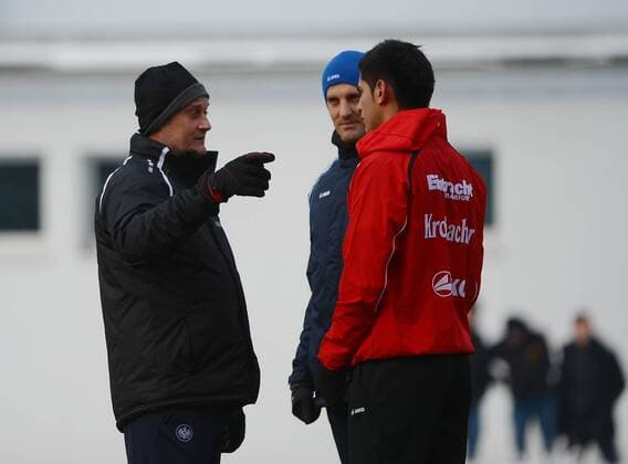 24.01.2013, xjhx, 1.Bundesliga, Eintracht Frankfurt Training, v.l. Trainer Armin Veh (Eintracht Frankfurt), Reha Trainer Michael Fabacher (Eintracht Frankfurt), Carlos Zambrano (Eintracht Frankfurt)