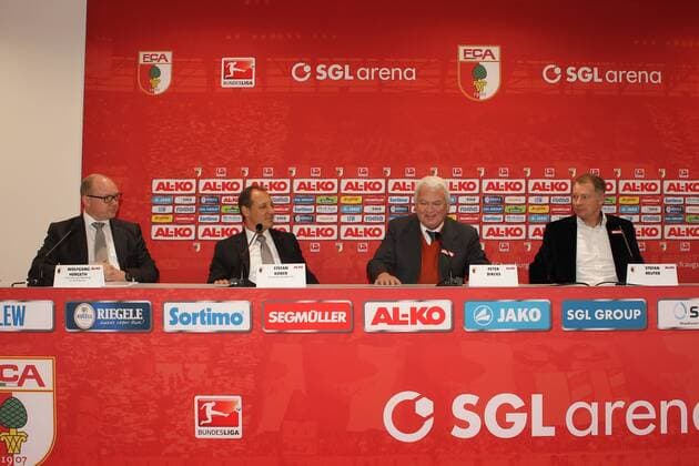 Vertragsverlängerung vom Hauptsponsor AL-KO bis 2015 v.l.n.r.: Wolfgang HERGETH (Leiter Zentrales Marketing AL-KO), Stefan KOBER (Vorstand AL-KO), Peter BRICKS (Kaufm. Geschäftsführer FC Augsburg) und Stefan REUTER (Geschäftsführer FC Augsburg)