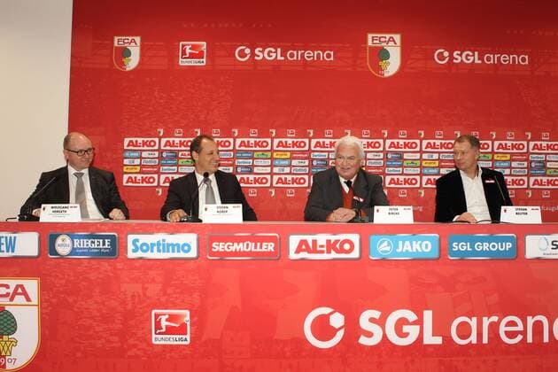 Vertragsverlängerung vom Hauptsponsor AL-KO bis 2015 v.l.n.r.: Wolfgang HERGETH (Leiter Zentrales Marketing AL-KO), Stefan KOBER (Vorstand AL-KO), Peter BRICKS (Kaufm. Geschäftsführer FC Augsburg) und Stefan REUTER (Geschäftsführer FC Augsburg)