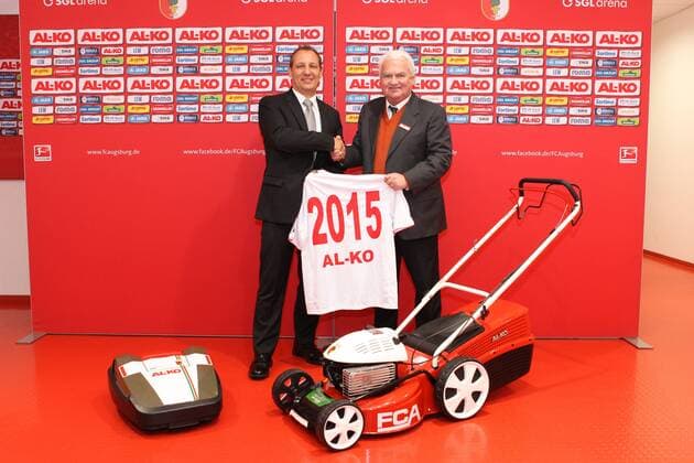 von links Stefan Kober (Vorstand AL-KO) und Peter Bircks (Kaufm. Geschäftsführer FC Augsburg) Vertragsverlängerung vom Hauptsponsor AL-KO bis 2015