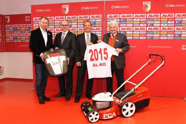 von links Stefan Reuter (Geschäftsführer FC Augsburg), Wolfgang Hergeth (Leiter Zentrales Marketing AL-KO), Stefan Kober (Vorstand AL-KO) und Peter Bircks (Kaufm. Geschäftsführer FC Augsburg) Vertragsverlängerung vom Hauptsponsor AL-KO bis 2015