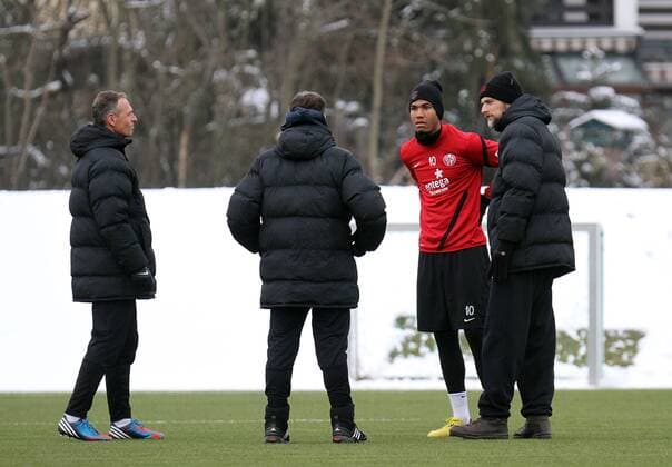 24.01.2013, xsvx, 1.Bundesliga, 1.FSV Mainz 05 Training, v.l. Eric Maxim Choupo-Moting (FSV Mainz 05) gibt Trainer Thomas Tuchel (FSV Mainz 05) bescheid, dass er das Training abbricht