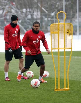 24.01.2013, xsvx, 1.Bundesliga, 1.FSV Mainz 05 Training, v.l. Chinedu Ede (FSV Mainz 05), Freisteller