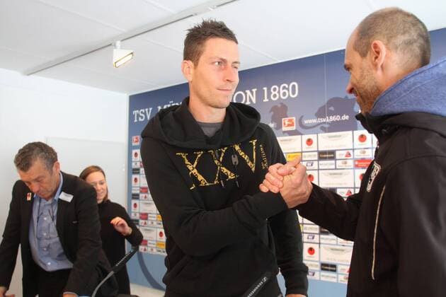 Trainer Alexander Schmidt (re.), Neuzugang Rob Friend, Sportdirektor Florian Hinterberger (alle 1860) - zufrieden Fussball Herren 2.BL 24.01.2013 TSV 1860 München Pressekonferenz