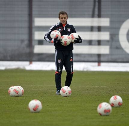 24.01.2013, Fussball 1.Bundesliga 2012 2013, Training FC Bayern München an der Säbener Strasse. Rafinha (Bayern) sammelt die Bälle ein.